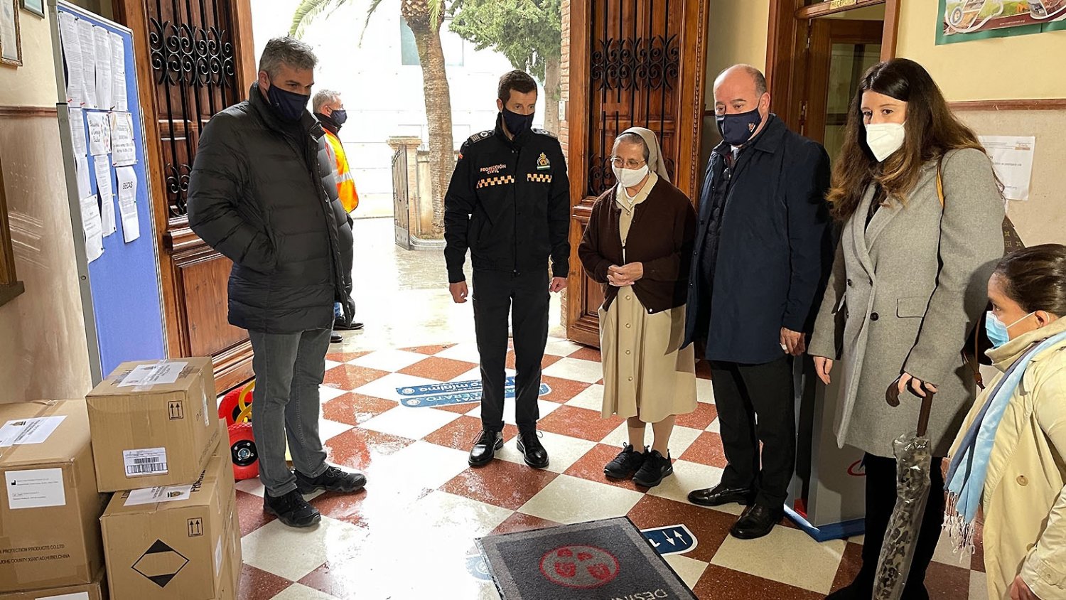 Antequera completa el reparto de 50.000 mascarillas y 1.000 litros de gel en los centros escolares