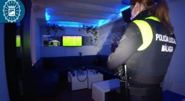 Policía local cierra un local de Málaga al sorprender a cinco menores de 13 y 15 años fumando cachimbas
