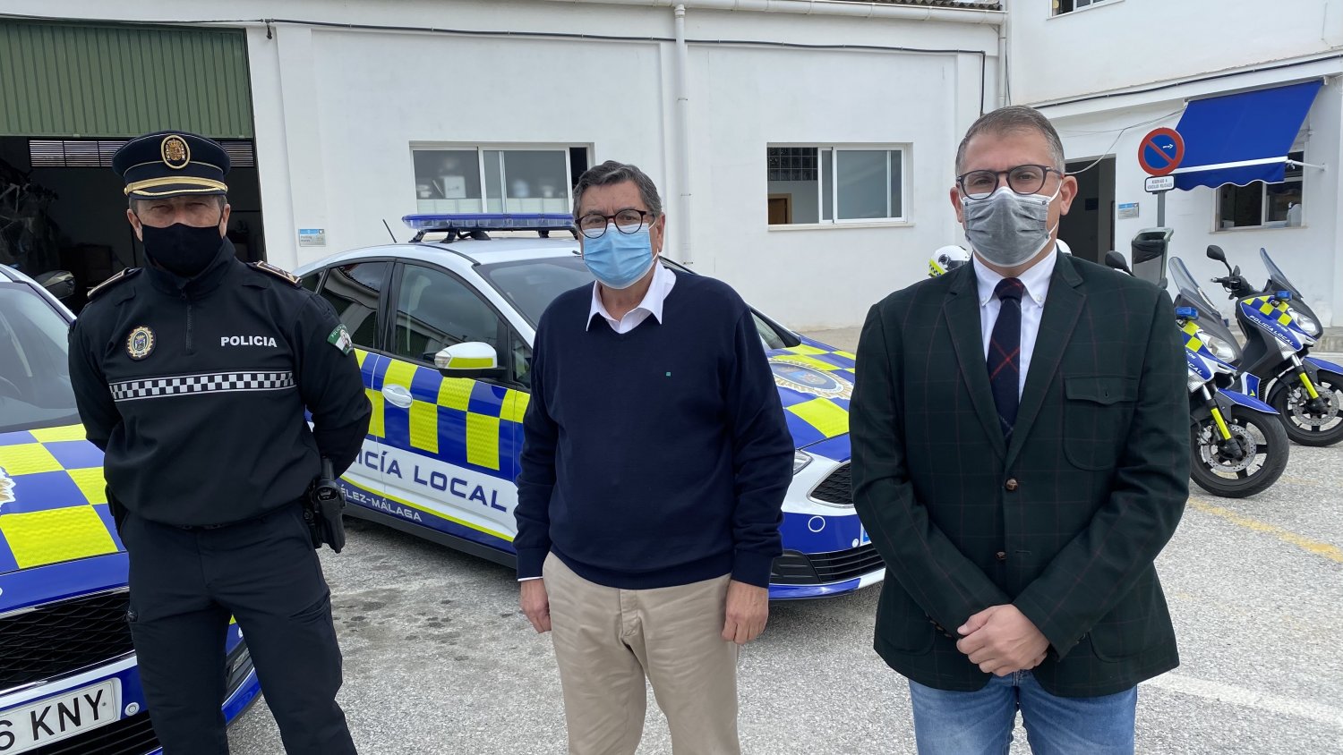 La Policía Local de Vélez-Málaga adapta sus vehículos a la normativa europea para favorecer su visibilidad