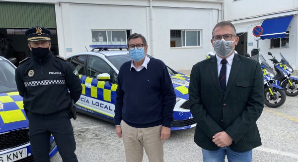 La Policía Local de Vélez-Málaga adapta sus vehículos a la normativa europea para favorecer su visibilidad