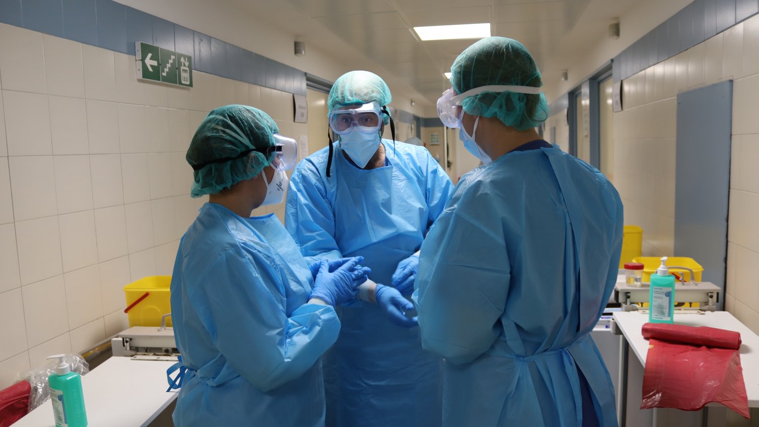 El Hospital Regional de Málaga forma en el manejo de la COVID-19 a médicos de todos los servicios