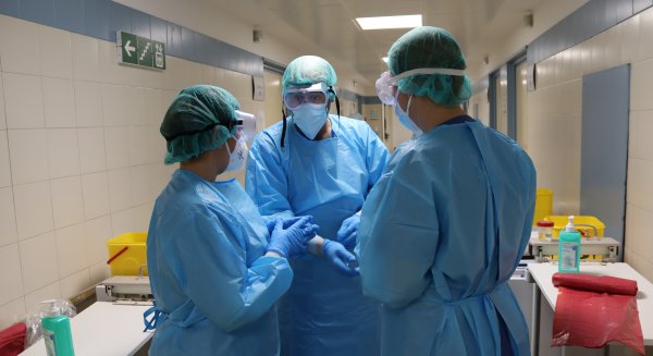 El Hospital Regional de Málaga forma en el manejo de la COVID-19 a médicos de todos los servicios