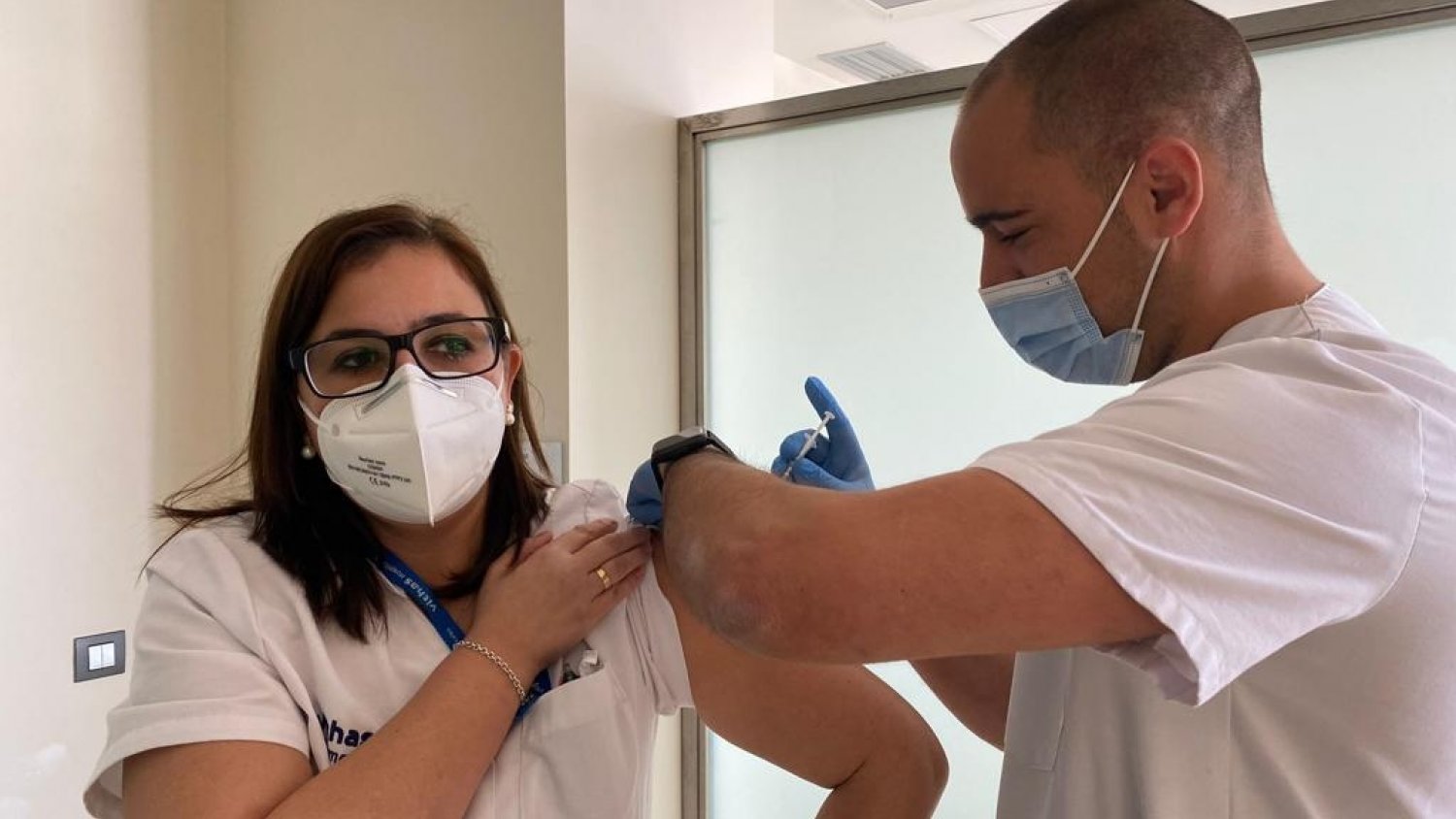 Profesionales de Vithas Xanit y Vithas Málaga reciben las primeras dosis de la vacuna de la COVID-19