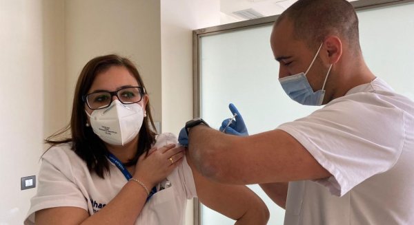 Profesionales de Vithas Xanit y Vithas Málaga reciben las primeras dosis de la vacuna de la COVID-19