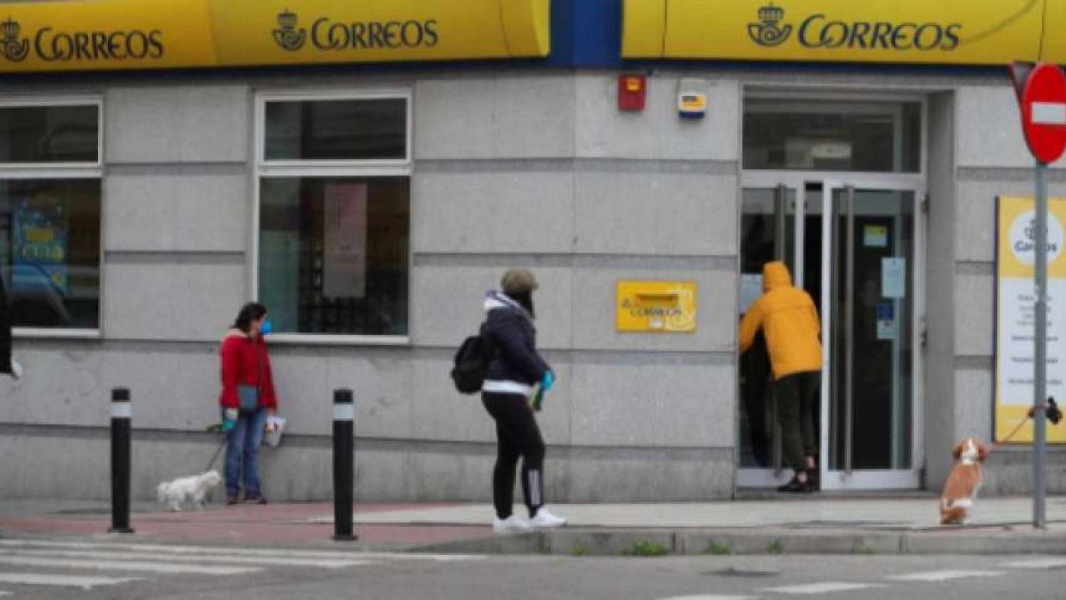 CCOO y UGT advierten que no participarán en las mesas de negociación con Correos