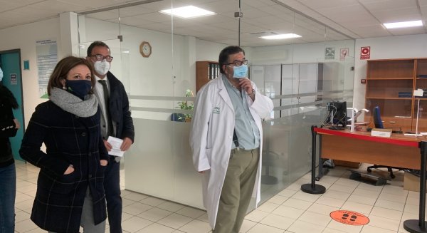 Patricia Navarro visita las obras del “circuito COVID” en el centro de salud Miraflores de los Ángeles