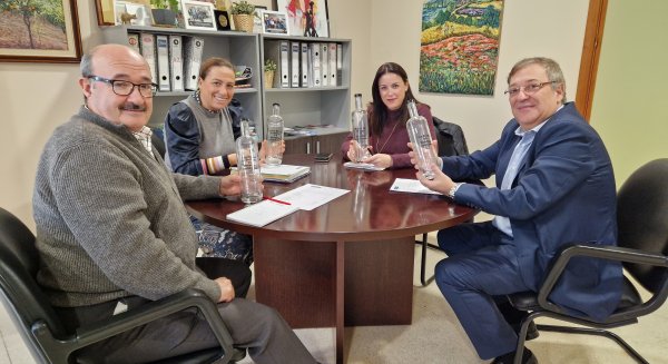 El Ayuntamiento de Estepona e Hidralia abonan recibos de agua a familias con dificultades económicas