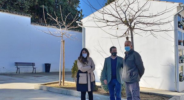 El Área de Obras de Antequera mejora los cementerios municipales de la localidad, Cartaojal y La Joya