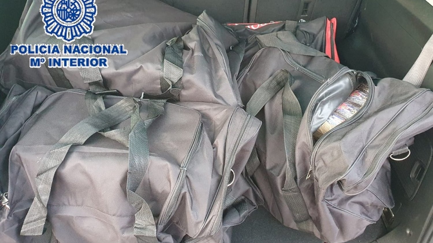 Policía Nacional incauta 155 kilogramos de hachís en el maletero de un vehículo en un centro comercial de Marbella
