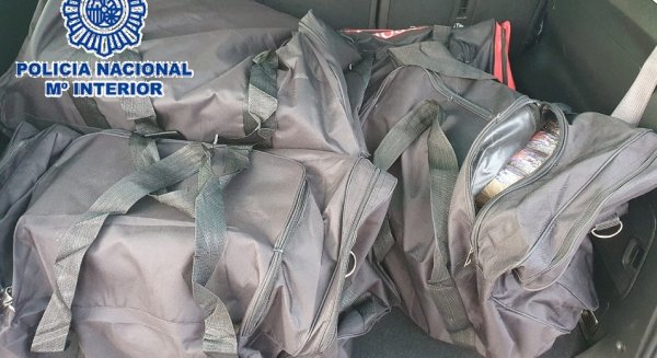 Policía Nacional incauta 155 kilogramos de hachís en el maletero de un vehículo en un centro comercial de Marbella