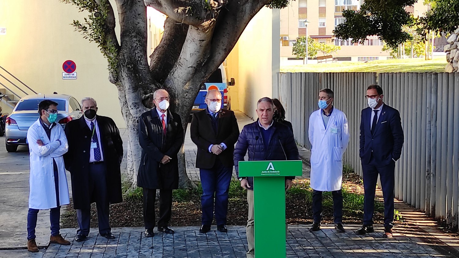 Elías Bendodo y Francisco de la Torre inauguran la remodelación del Cruz de Humilladero