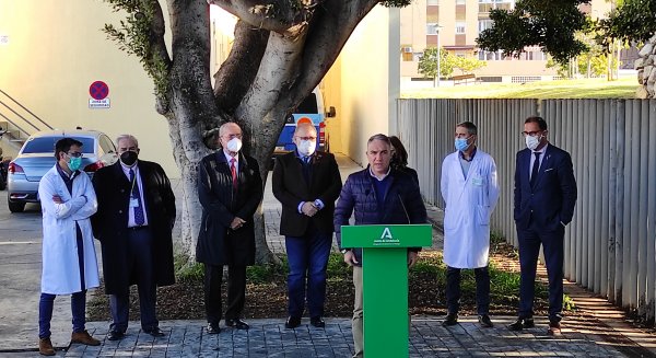 Elías Bendodo y Francisco de la Torre inauguran la remodelación del Cruz de Humilladero