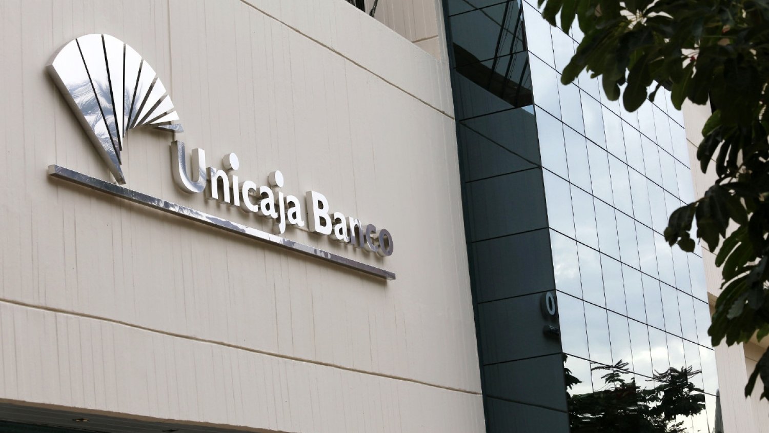 Unicaja Banco registra en su informe una caída del PIB andaluz en 2020 entre el 11,7 y 12,2%