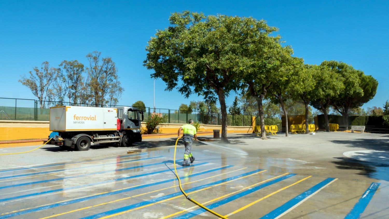 El Ayuntamiento de Estepona realiza trabajos de mejora en los colegios durante las fiestas de Navidad
