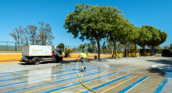 El Ayuntamiento de Estepona realiza trabajos de mejora en los colegios durante las fiestas de Navidad