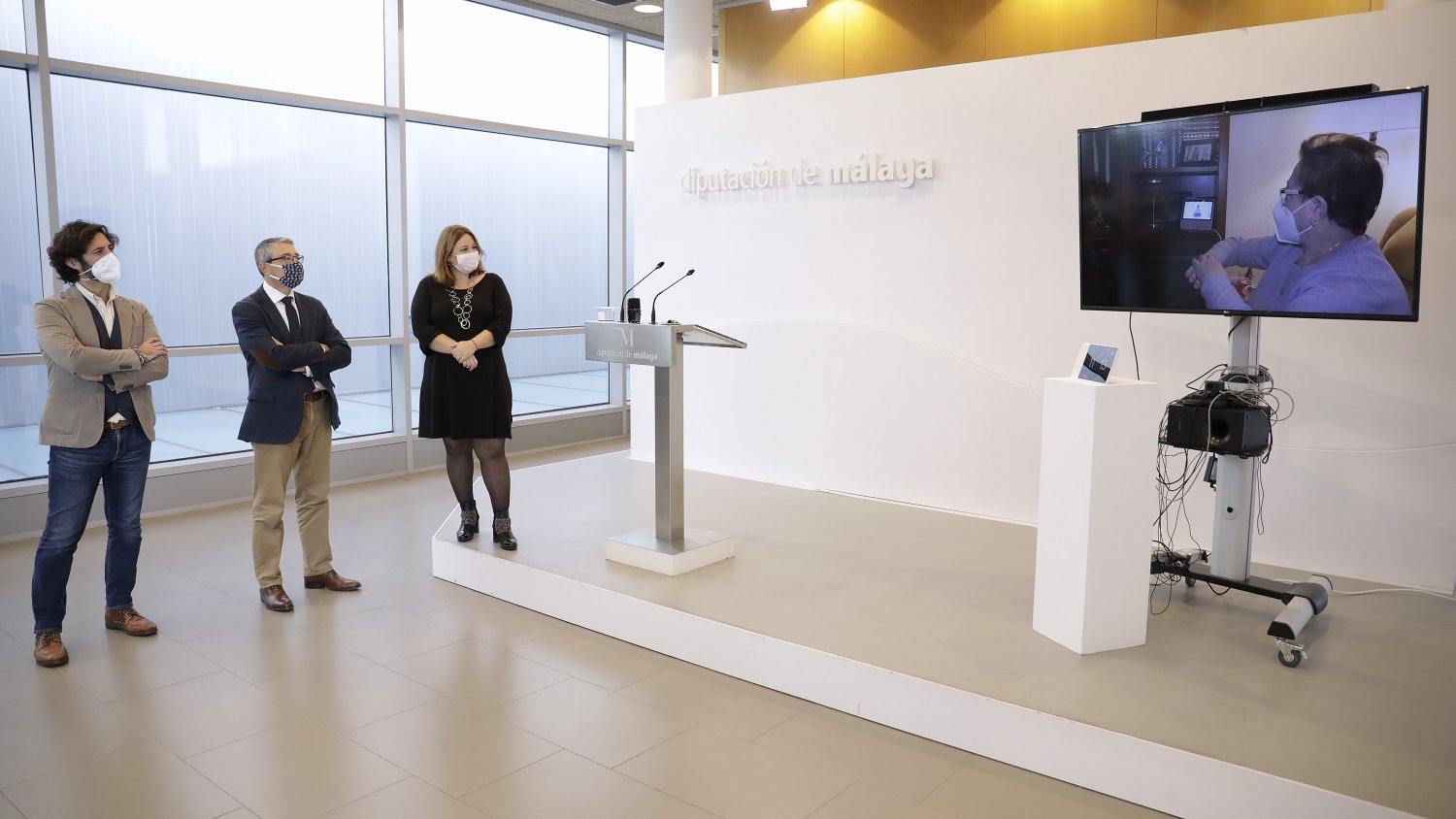 Diputación de Málaga entrega pantallas inteligentes a los mayores de la provincia para combatir la soledad