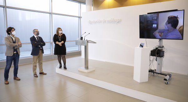 Diputación de Málaga entrega pantallas inteligentes a los mayores de la provincia para combatir la soledad
