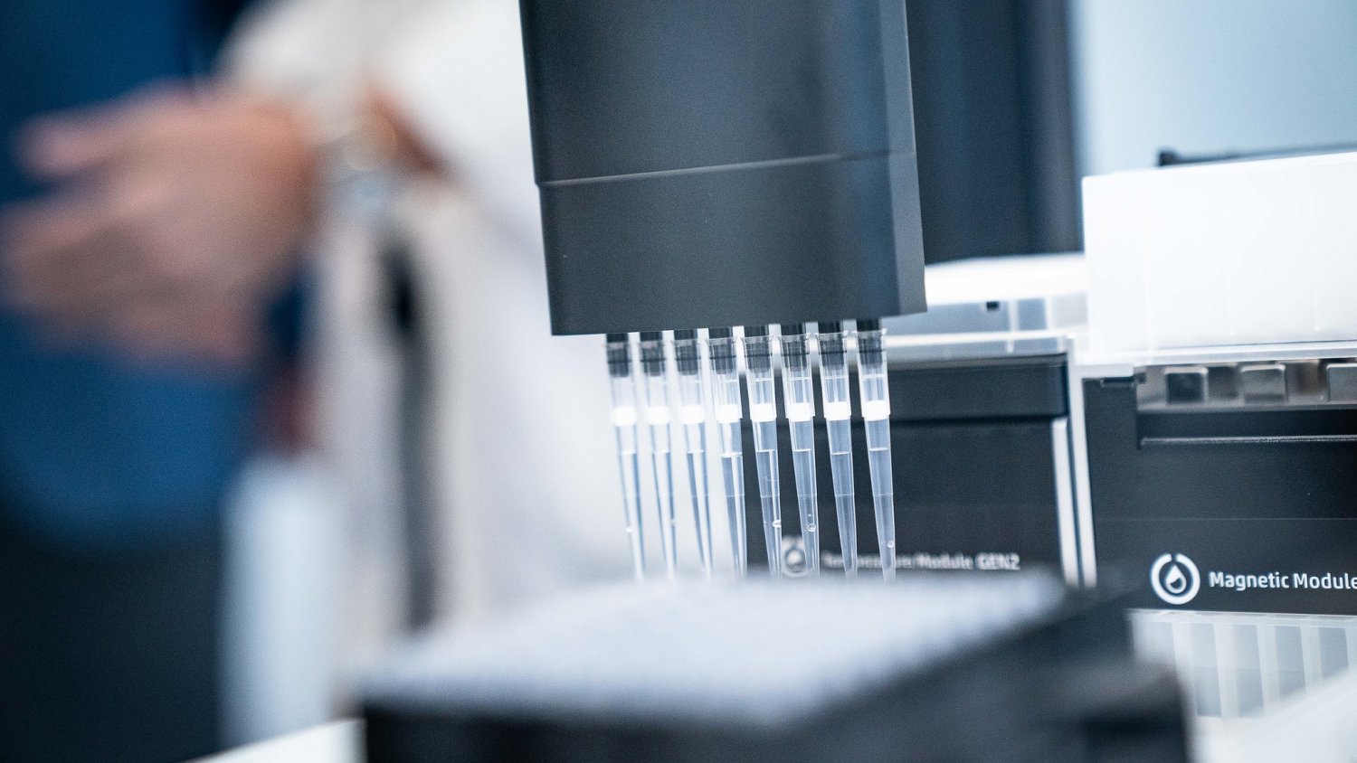 El robot Opentrons del Regional de Málaga permite agrupar muestras y automatizar pasos para analizar PCR
