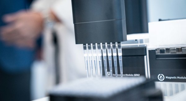 El robot Opentrons del Regional de Málaga permite agrupar muestras y automatizar pasos para analizar PCR