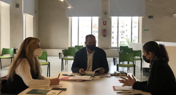 Medio Ambiente en Vélez-Málaga se reúne con el Colegio de Veterinarios para la nueva ordenanza de animales