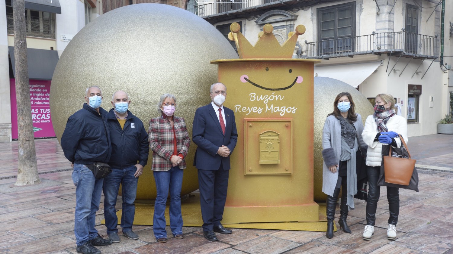 El Ayuntamiento de Málaga instala buzones reales en los once distritos para el envío de la carta a los Reyes