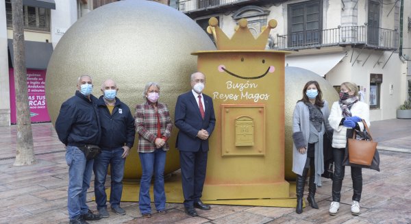 El Ayuntamiento de Málaga instala buzones reales en los once distritos para el envío de la carta a los Reyes