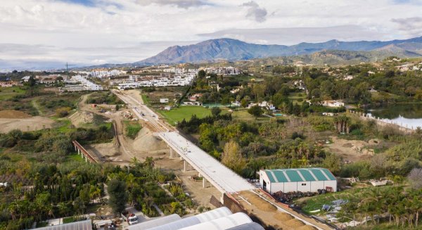 Las obras del puente y pasarela peatonal de Estepona para conectar la zona norte están al 75%