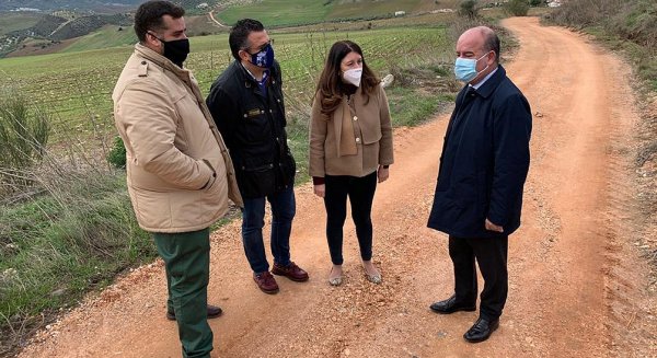 El Alcalde de Antequera visita Villanueva de Cauche para comprobar las actuaciones de mejora