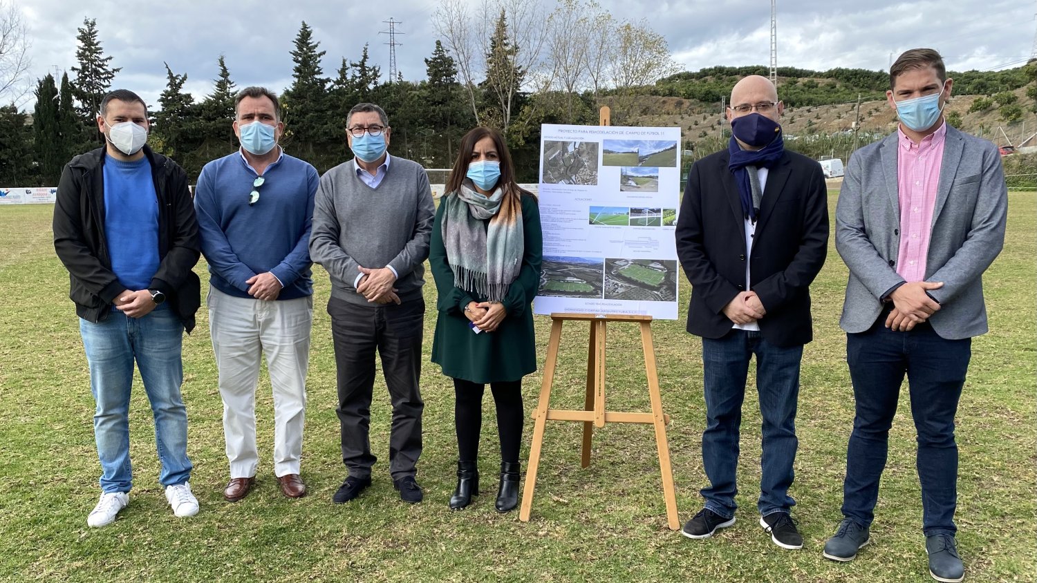 Vélez-Málaga presenta el proyecto para la renovación del césped en el campo de fútbol de Almayate