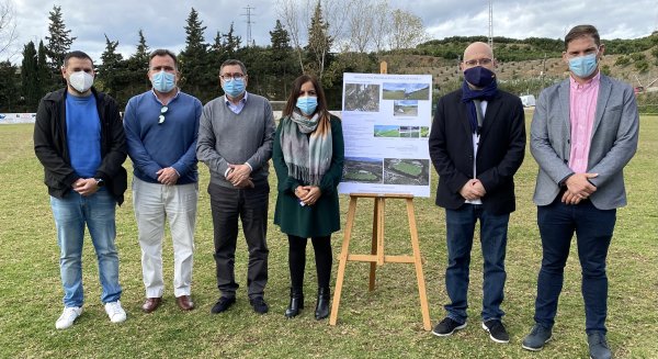 Vélez-Málaga presenta el proyecto para la renovación del césped en el campo de fútbol de Almayate