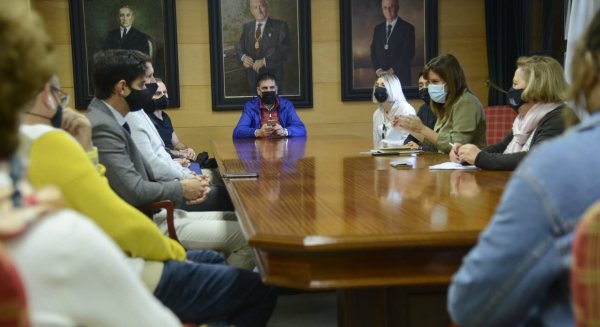 Torremolinos se reúne con hosteleros del centro para avanzar en la modificación de la ordenanza