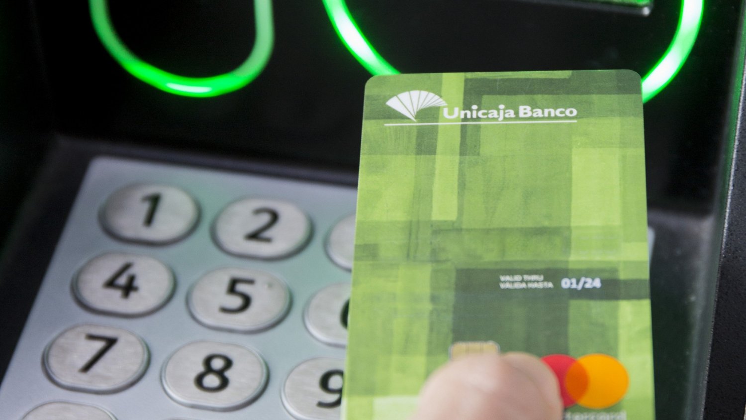 Unicaja Banco incentiva el uso de tarjetas de pago en Navidad con el sorteo de 20 tarjetas regalo de 100 euros