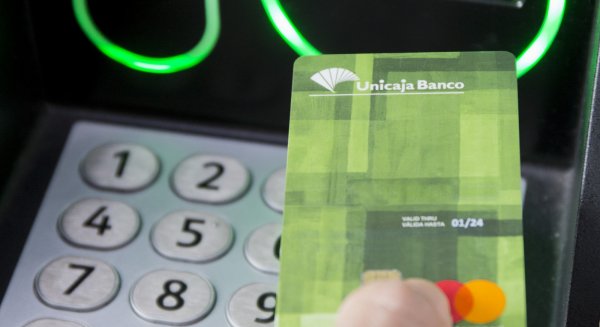 Unicaja Banco incentiva el uso de tarjetas de pago en Navidad con el sorteo de 20 tarjetas regalo de 100 euros