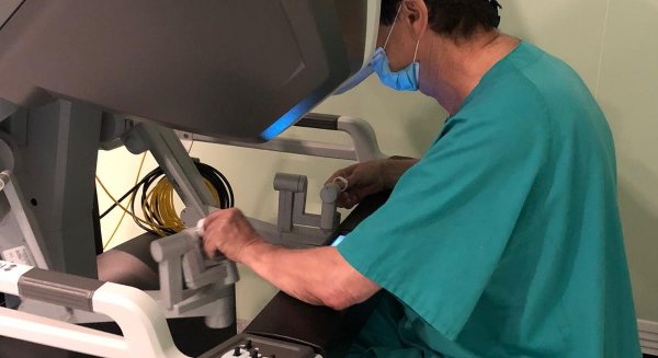 Intervenidos 25 pacientes de urología con éxito gracias a la cirugía robótica en el Hospital Virgen de la Victoria