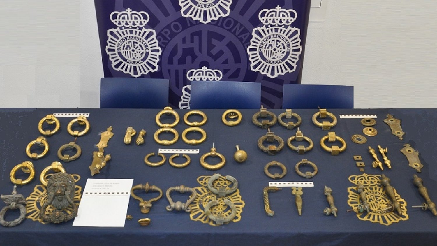La Policía Nacional recupera 38 llamadores y pomos de puerta de bronce en Ronda