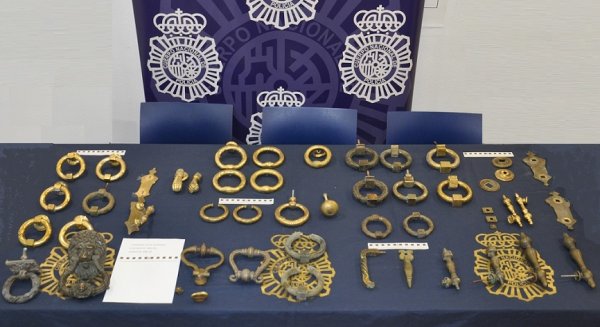 La Policía Nacional recupera 38 llamadores y pomos de puerta de bronce en Ronda