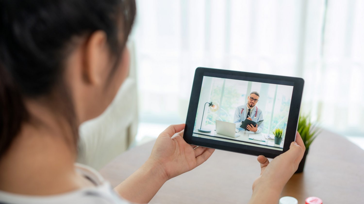 Voluntarios del Colegio de Médicos de Málaga reanudan el programa de videollamadas de EPES