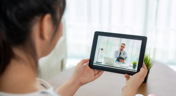 Voluntarios del Colegio de Médicos de Málaga reanudan el programa de videollamadas de EPES