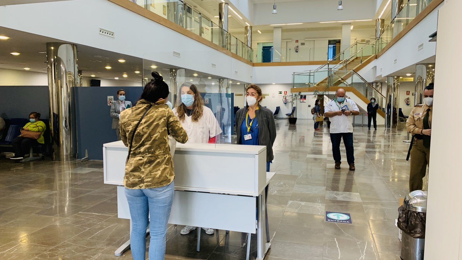 El Clínico de Málaga autorizará a una sola persona para visitar o acompañar a cada paciente