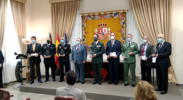 Teófilo Ruiz celebra el 42 aniversario de la Constitución Española y entrega los premios “Caleta”
