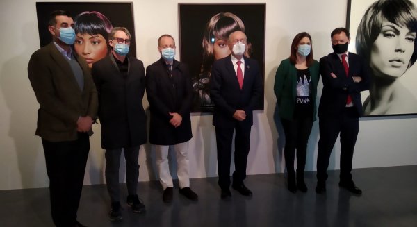 De la Torre presenta una exposición de fotografías contemporáneas llamada “Dar la cara”