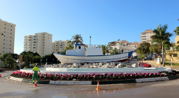 Estepona comienza la plantación de pascueros y cyclamens para embellecer las zonas verdes en Navidad