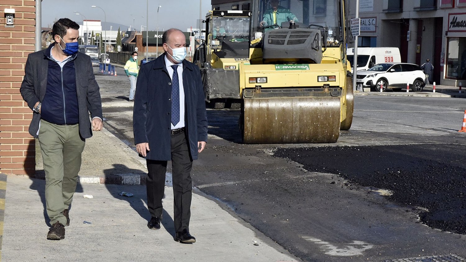 El Ayuntamiento de Antequera acomete la repavimentación de la avenida Principal del Polígono Industrial