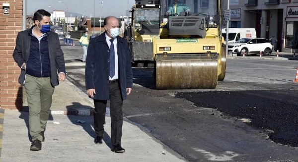 El Ayuntamiento de Antequera acomete la repavimentación de la avenida Principal del Polígono Industrial