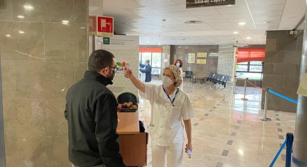 El Área Sanitaria Norte de Málaga implanta el control de temperatura en los accesos al Hospital de Antequera