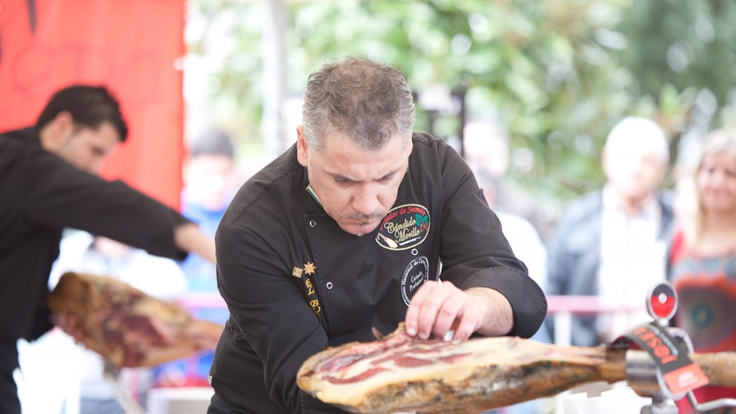 Estepona acoge la final del concurso provincial de cortadores de jamón 'Ningún hogar sin comida'