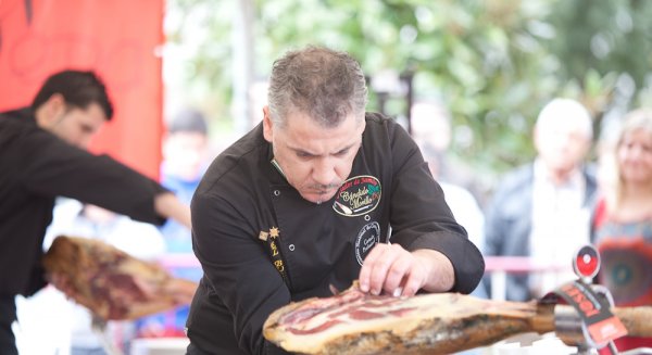 Estepona acoge la final del concurso provincial de cortadores de jamón 'Ningún hogar sin comida'
