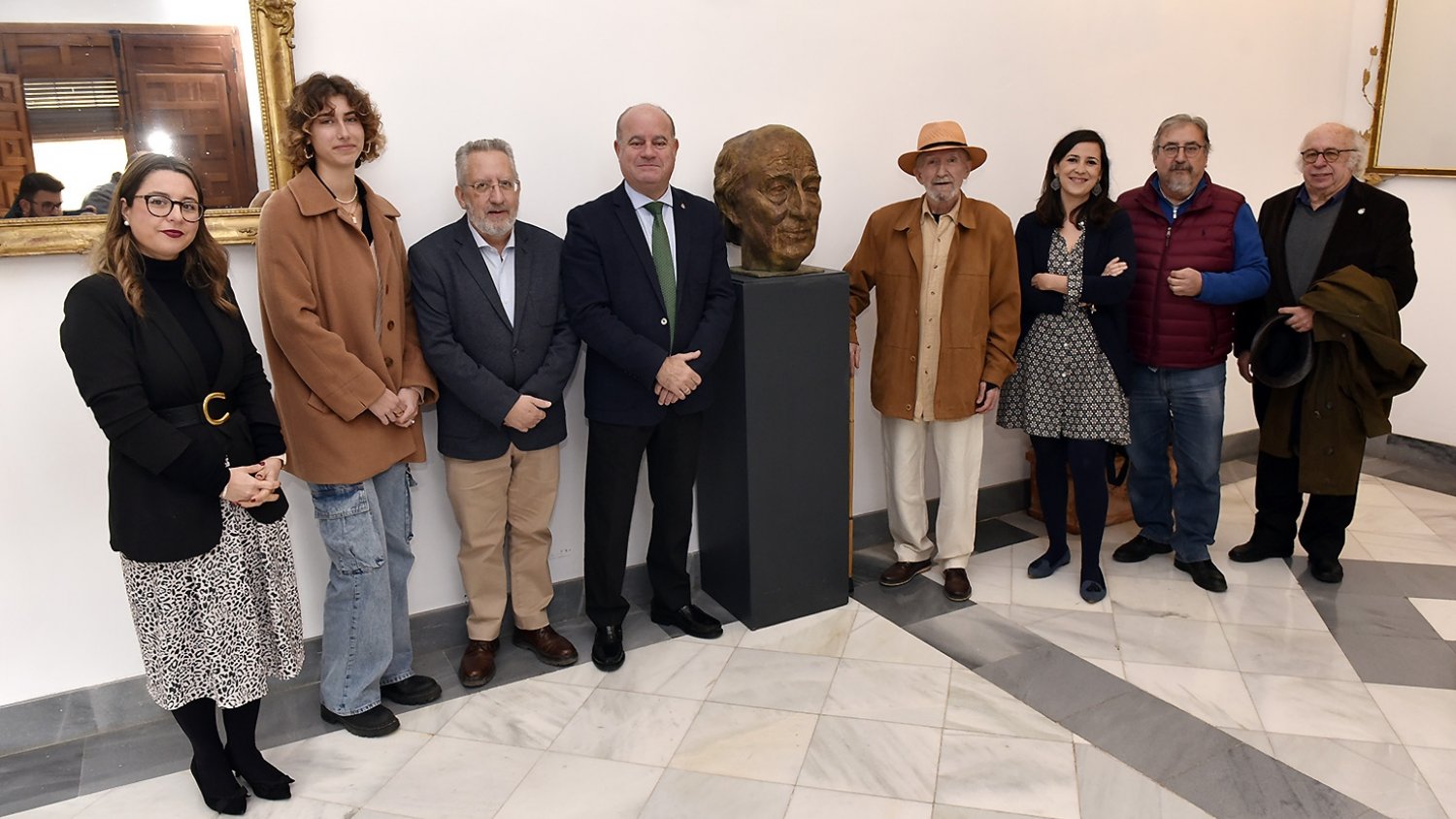 El artista Jesús Martínez Labrador dona a Antequera un busto en bronce de José Antonio Muñoz Rojas