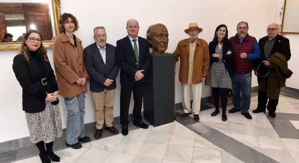 El artista Jesús Martínez Labrador dona a Antequera un busto en bronce de José Antonio Muñoz Rojas