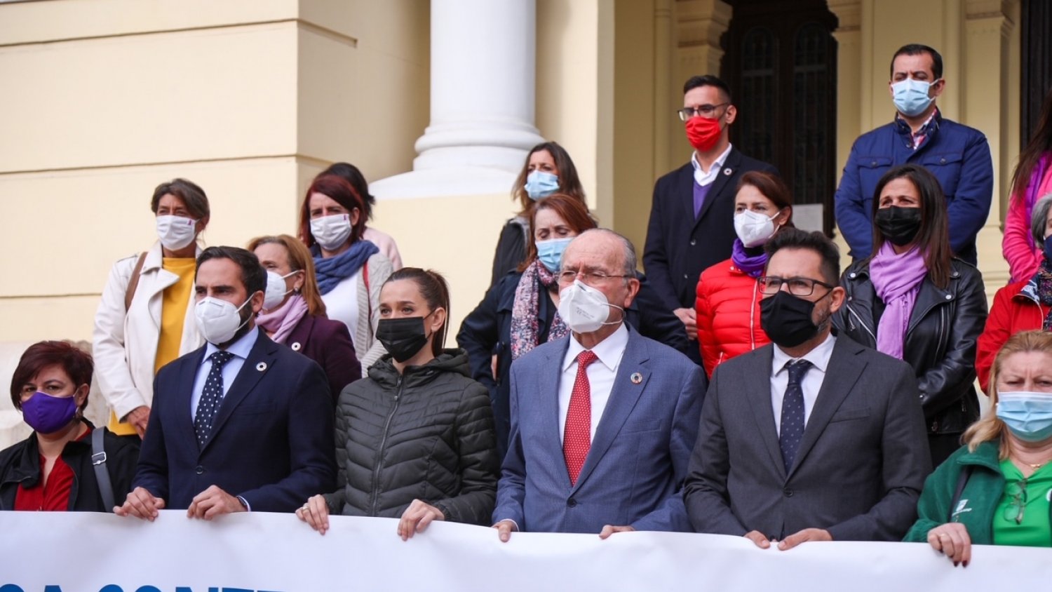 El Ayuntamiento de Málaga homenajea a las víctimas de violencia de género con un minuto de silencio